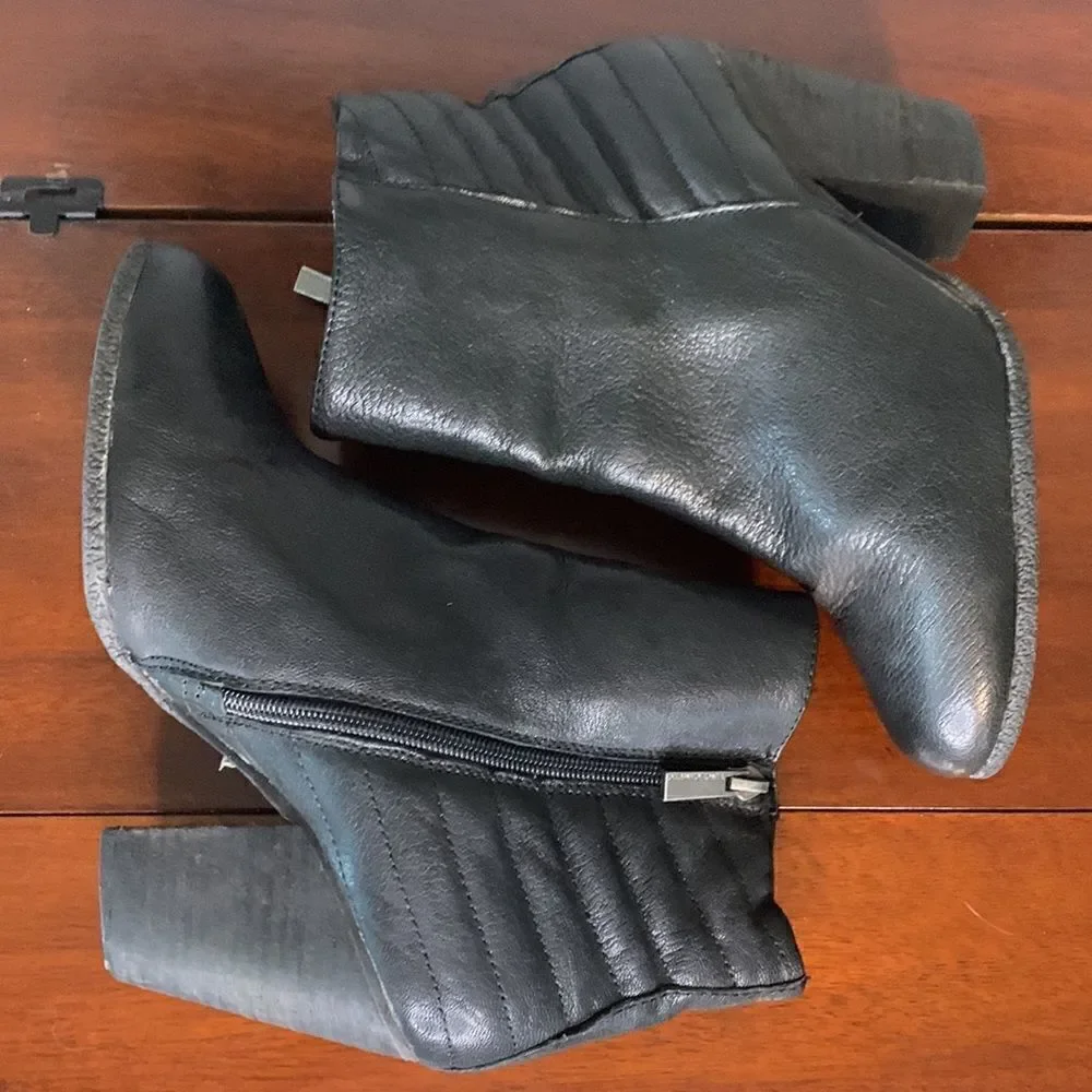 Vince Camuto black ankle booties size 8.5‎